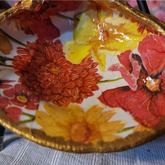DECOUPAGE CLAM SHELL WITH FLOWERS - Picture 2 of 7